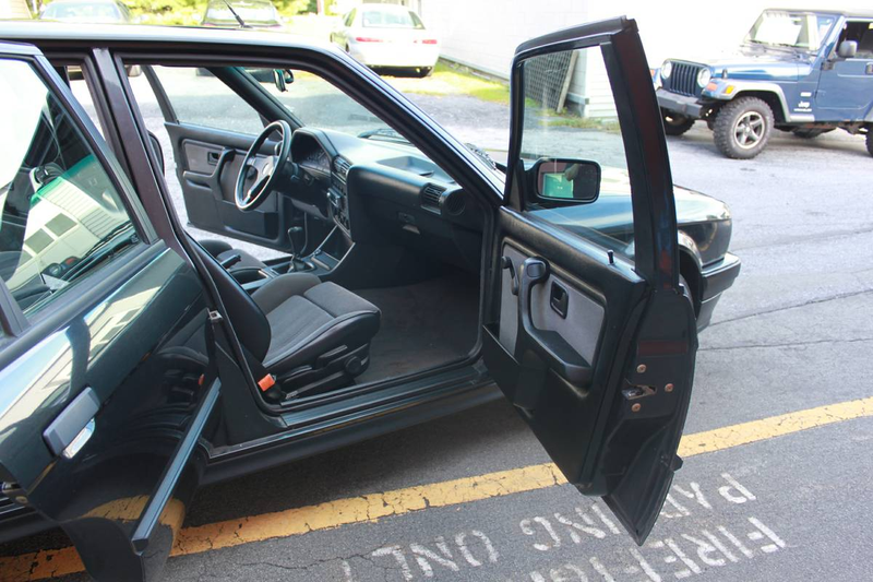 Illustration for article titled For $26,000, Could This LS3-Powered 1988 BMW E30 Touring Make You Want To Sell Your Granny?